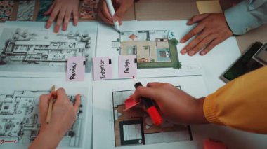 Bir iç tasarım projesine odaklanmış, iç tasarım projesine odaklanmış, çizimler, planlar ve yaratıcılığı ve yeniliği teşvik eden notlar içeren ortak bir çalışma alanı sahnesi. SACTR