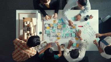 Proje yöneticisi ya da inşaat mühendisinin planlama ve planlama binasında yazışmalarının üst düzey görüntüsü. Toplantı masasında birlikte çalışan mimarın belgeyle birlikte havadan görünüşü. Hizalama.