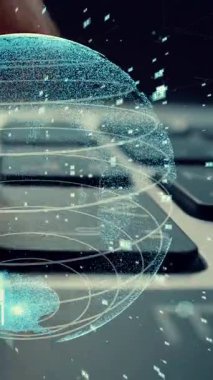 Bilgisayar üzerinde çalışan ve matematiksel kodlama modernizasyonu grafiği olan bir adam konsept bilgisayar yazılım geliştirme ve programlama bilimini gösteriyor .