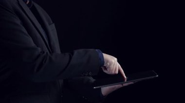 İş adamı, stratejik kararlar için değerli verileri çıkartarak arama motoru araştırması yapıyor. Kapsamlı araştırma ve SEO veri analizi için arama motorları kullanılıyor. Kullanıcı Kimliği