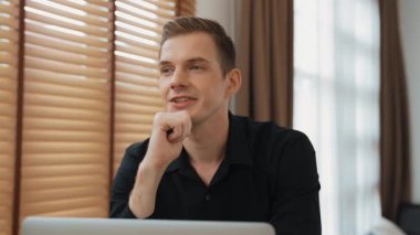 Çevrimiçi iş yapan mutlu bir işadamı, uzaktan kumandalı çalışan, ev işlerinde ticaret yapan. İşletme yönetiminin online kursu için dizüstü bilgisayar kullanan genç bir üniversite öğrencisi. Düzenle