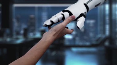 Bir el, modern bir iş ortamında siber güvenlik ve teknolojik yeniliği temsil eden dijital bir kalkan sembolüne uzanıyor ve veri korumasını vurguluyor. Auvana