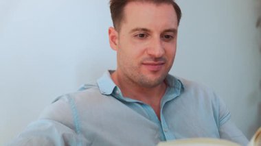 Kanepede oturan orta yaşlı bir adam, sosyal ve hayal gücü ile ilgili fantezi kurgu kitapları okurdu. Çocukları akıllı bir baba olmak için yetiştirirdi. Hayat boyu öğrenme konsepti. Uyumsuzluk.