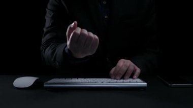 İş adamı e-posta kutusunu kontrol ediyor, daha iyi verimlilik için mesajları düzenliyor ve önceliklerini belirliyor. Etkili iletişim için akıllı e-posta teknikleri öğren. Kullanıcı Kimliği