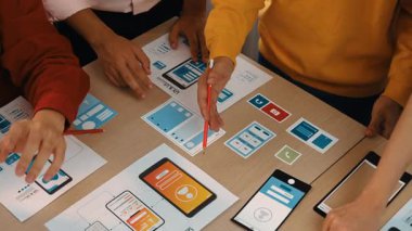Mobil uygulama veya web sitesi için kullanıcı arayüzü prototipi planlayan akıllı bir şirket çalışanı grubu. Zekice UX UI tasarım beyin fırtınası kullanıcı dostu arayüz planı tasarlıyor. Sinerjik