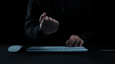 Bir insan eli, dijital bağlantıları olan, teknolojiyi, iletişimi ve veri alışverişini modern bir bağlamda sembolize eden küresel bir ağın görsel bir temsiline sahiptir. Dörtgen
