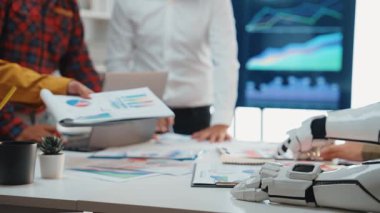 Yapay zekanın profesyonellerin eğilimleri analiz etmelerine ve stratejileri geliştirmelerine yardımcı olduğu fütüristik bir iş ortamı. Noogenesis Yapay Zeka