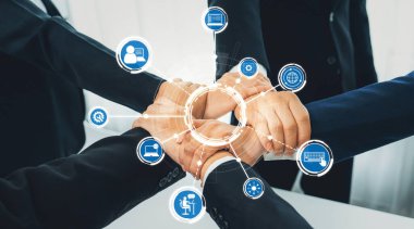 Birbirine bağlı eller ve modern teknoloji ikonlarıyla takım çalışması sergileyen çeşitli profesyonellerden oluşan birleşik bir grup, iş ortamlarında işbirliğini ve yeniliği simgeliyor. Dostluk