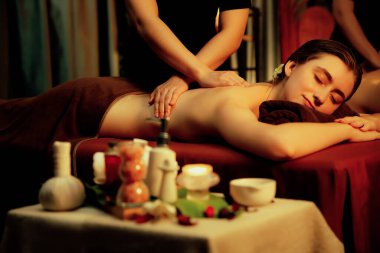 Kafkas çift müşterileri stres önleyici spa masajının keyfini çıkarıyorlar ve lüks otel veya otellerde sıcak mum ışığında güzellik derisi eğlenceleriyle şımartıyorlar. Sessiz.