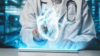 Klavye yazan ve insan kalbi anatomisini gösteren yetenekli doktorlara yaklaş. Kalp ameliyatına hazırlanırken sağlık çalışanı kalp rahatsızlığını araştırıyor ve inceliyor. Teknoloji. İyileştirici.