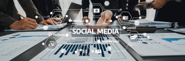 Bir ekip modern bir ofiste işbirliği yaparak sosyal medya stratejilerini tartışıyor ve katılımı ve piyasa varlığını artırmak için grafikler ve grafiklerle verileri analiz ediyor. Dostluk