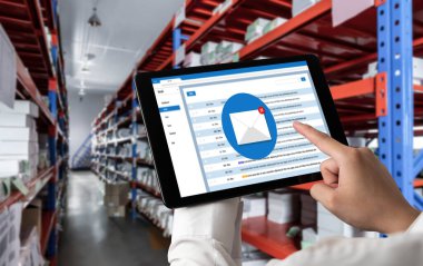 Bilgisayar ekranında rahatça görünen e-posta bildirim iletisi. Dijital pazarlama iletisi bilgi metni iş dünyasından müşteriye