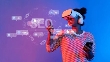 VR kulaklık takan bir kadın sosyal medya analitiğini araştırıyor, canlı bir dijital manzarada bağlılık ölçümleri ve içgörüler sergiliyor ve modern teknoloji kullanımını vurguluyor. XDMCP