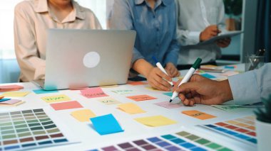 Renk örnekleri ve notlarla işbirliği yapan, tasarım kavramları ve proje planlamaları için yaratıcılık ve fikir üretme sürecini vurgulayan canlı bir çalışma alanı kurulumu. SACTR