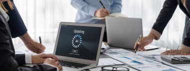 İş zekası ve veri analizi kavramı. Analizci ekibi laptop ekranında finansal veri analizi üzerinde çalışıyor. Etkili iş stratejik planlama için pazarlama göstergesi olarak. İçgörü