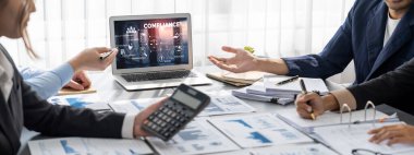 İş zekası ve veri analizi kavramı. Analizci ekibi laptop ekranında finansal veri analizi üzerinde çalışıyor. Etkili iş stratejik planlama için pazarlama göstergesi olarak. İçgörü