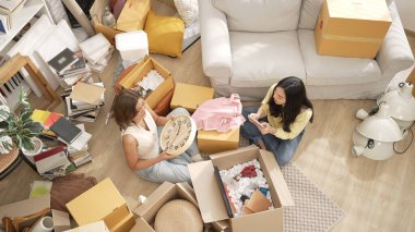 Kutuları açan ve mobilyaları toplayan mutlu arkadaş manzarası. Karton kutuyla çevrili oturma odasında konuşurken yeni daireye taşınan çekici bir genç. Malikane. Myrmidon.