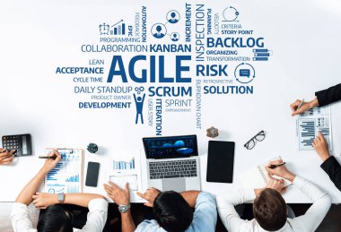 Bir ekip, verimliliği ve verimliliği artırmak için Scrum süreçlerini, risk değerlendirmelerini ve yinelemeli geliştirme yöntemlerini tartışarak Agile proje yönetimi üzerinde işbirliği yapmaktadır. Dostluk