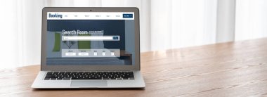 Çevrimiçi otel konaklama rezervasyon sitesi mod rezervasyon sistemi sağlar. Seyahat teknolojisi kavramı .