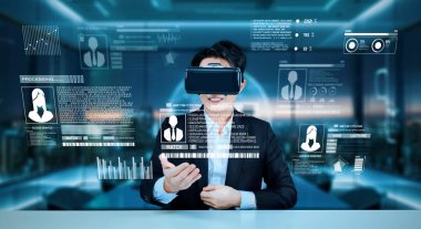 Gözlüklü zeki bir iş adamı güvenlik koruması altında çalışıyor. Güvenlik sisteminde resmi takım elbise kontrolü ve erişimi olan bir yönetici. Gece görüşlü artırılmış teknoloji kullanarak. Yaratıcılık.