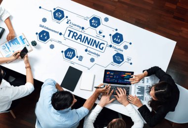 Etkili bilgi paylaşımı ve beceri geliştirme teknikleri için modern bir çalışma alanı gösteri işbirliği, veri analizi ve e-öğrenme tekniklerinde dinamik bir eğitim oturumu. Dostluk