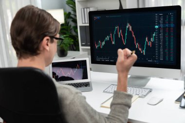 Gündelik servetteki akıllı tüccar modern ofisteki bilgisayar ve tablet ekranında dinamik artırılmış hisse senedi grafiğinin en yüksek kar değerini yükselterek başarılı oldu. Bireysel.