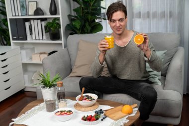 Akıllı beslenme yayın kuruluşu, taze yoğurt sosu, meyve suyu ve portakal suyu içeren sağlıklı besin seçimi sunarak, her öğünde vitamin ve lif kullanımını açıklıyor. Bireysel.