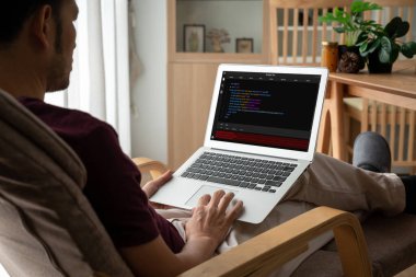 Model uygulama ve program kodlaması için bilgisayar ekranında yazılım geliştirme programlama