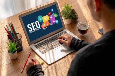 Model e-ticaret için SEO arama motoru optimizasyonu ve bilgisayar ekranında gösterilen çevrimiçi perakende işi