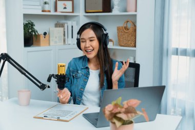 Kot pantolon giyen, yaratıcı yayın yapan genç Asyalı sunucu stüdyo dinleyicisiyle günlük hayatta pazarlamayı ya da danışmanı tanıtmayı online olarak anlatıyor. Taktik.