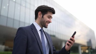 Başarılı bir iş adamı ayakta durarak satışların artmasını kutluyor. Mutlu proje yöneticisi ya da lider başarılı bir projeyle gurur duyuyor, terfi alıyor, telefon tutarken iş buluyor. Sevinçli..