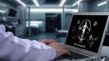 Dizüstü bilgisayarda insan anatomisi ekranı gösteren yetenekli doktorlara yakın çekim. Profesyonel bir tıp çalışanı tıbbi verileri araştırmak için bilgisayar kullanıyor ve tüm vücudu keskinleştirerek semptomları inceliyor. İyileştirici.