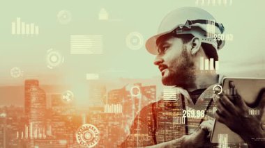 Gelecekteki bina inşaatı ve HUD hologram grafik tasarımı ile yaratıcı mühendislik projesi konsepti. İnşaat mühendisi, mimar ya da inşaat işçisi modern sivil teknoloji ile çalışıyor..