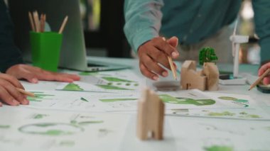 Çeşitli bir grup, sürdürülebilir kalkınma, takım çalışması ve büyüme için yenilikçi stratejiler içeren çizelge ve modelleri analiz ederek bir çalışma alanında işbirliği yapmaktadır. SACTR