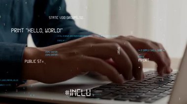 Bilgisayar programcısı yeni yazılımın programlama kodunu geliştirmek için yetenekli dizüstü bilgisayar kullanır. Yazılım geliştirme için gelecekteki kodlama uygulaması üzerinde çalışan bilgisayar uzmanı .