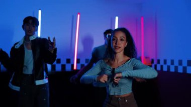 Kameranın önünde dans eden yetenekli break dansçı farklı arkadaşları pop ya da hip hop müziği dinlemek için arkada dans ediyor. Çekici performans ekibi kameraya doğru hareketli hareketler sergiliyor. Mutluluk.
