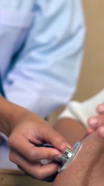 Mutlu hamile kadın, jinekolog doktoru hastanede ya da klinikte hamilelik danışmanlığı için ziyaret ediyor. Doktor, bebek ve anne sağlığı kontrolü için hamile karnı muayene ediyor. Jinekoloji konsepti.