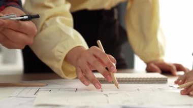 Mimarlar veya akıllı mühendislerin videosu mimari ofisindeki inşaat doğruluğu için taslak üzerinde ölçüm aracı, bölücü ve kalem el yazısı detaylarını kullanır. Eline odaklan. - Yakın çekim. Tanımlama.