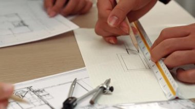 Ölçüm aracı ve kalem el kullanan akıllı mimar veya akıllı mühendisin videosu mimari ofisteki inşaat hatasızlığı için ayrıntılı bir tasarım hazırladı. Eline odaklan. - Yakın çekim. Tanımlama.
