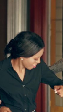 Erkekler ve kadınlar müzik festivalinin tadını çıkarırken disko kulübünde mutlu bir şekilde dans ediyorlar..