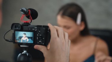 Erkek arkadaşı ya da kameramanı canlı yayın ekipmanıyla güzellik ve kozmetik dersi veren genç bir kadını filme alıyor. Güzellik blogcusu sosyal medya izleyicilerine ya da takipçilerine güzellik videosu yapıyor. Düzenle