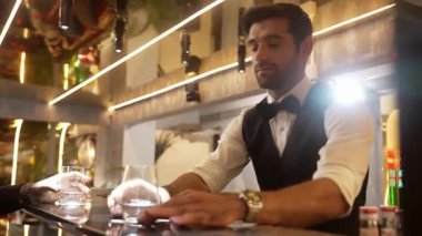 Lüks barlarda cin kokteyli ya da tonik servisi yapan akıllı barmenlere odaklanırken aynı zamanda sıcak bir gece kulübünün ışıltılı ve sıcak aydınlatma atmosferinde VIP müşterilerle canlı sohbetler. Vinosity.