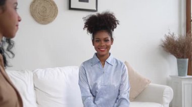 Mutlu hasta ve psikolog klinikte olumlu duygularla zihinsel sağlık sohbetlerini paylaşırken, aynı zamanda yurtiçi ofiste başarılı bir iş ve hayatı psikologa anlatıyor.