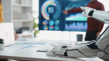 Yapay zeka odaklı analitik araçların kurumsal karar verme mekanizmasını geliştirdiği ve iş büyüme stratejilerini optimize ettiği gelecekteki bir ofis. Noogenesis Yapay Zeka