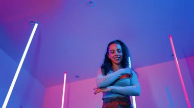 Latin dansçıların kameraya bakıp şehrin pop müziğiyle dans ettiği düşük açılı kamera. Profesyonel çekici hipster, mor veya neon ışıklı hip hop şarkısına geçiyor. Şık bir kumaş. Mutluluk.