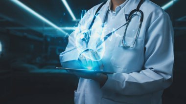 Doktorun elinde insan kalbi hologramıyla hastanede bulanık bir geçmişi olan tableti tutmasına yakın çekim. Laboratuvar önlüklü zeki bir tıp çalışanı kalp atışlarıyla insan organlarını kontrol ediyor. İyileştirici.