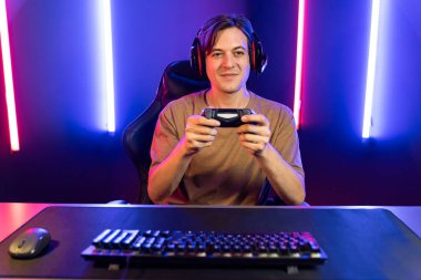 Kontrol kumandalı akıllı oyun flamasının keyfini çıkarın, modern teknoloji siber neon ışık odasında yetenekli oyuncularla çevrimiçi canlı sosyal medya grubu oyunu oynayın. Bireysel.