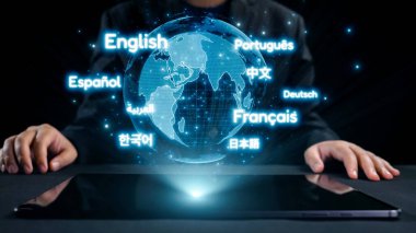 Küresel iletişimin görsel bir temsili, tabletten çıkan ve çok dilli etkileşim ve teknolojiyi vurgulayan çeşitli dil simgeleriyle çevrili dijital bir küreyi gösteriyor. Dörtgen