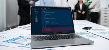 Uygulama ve program kodlaması için bilgisayar ekranında yazılım geliştirme programlama