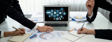 CRM işletme ve işletme için canlı bilgisayarda müşteri ilişkileri yönetim sistemi